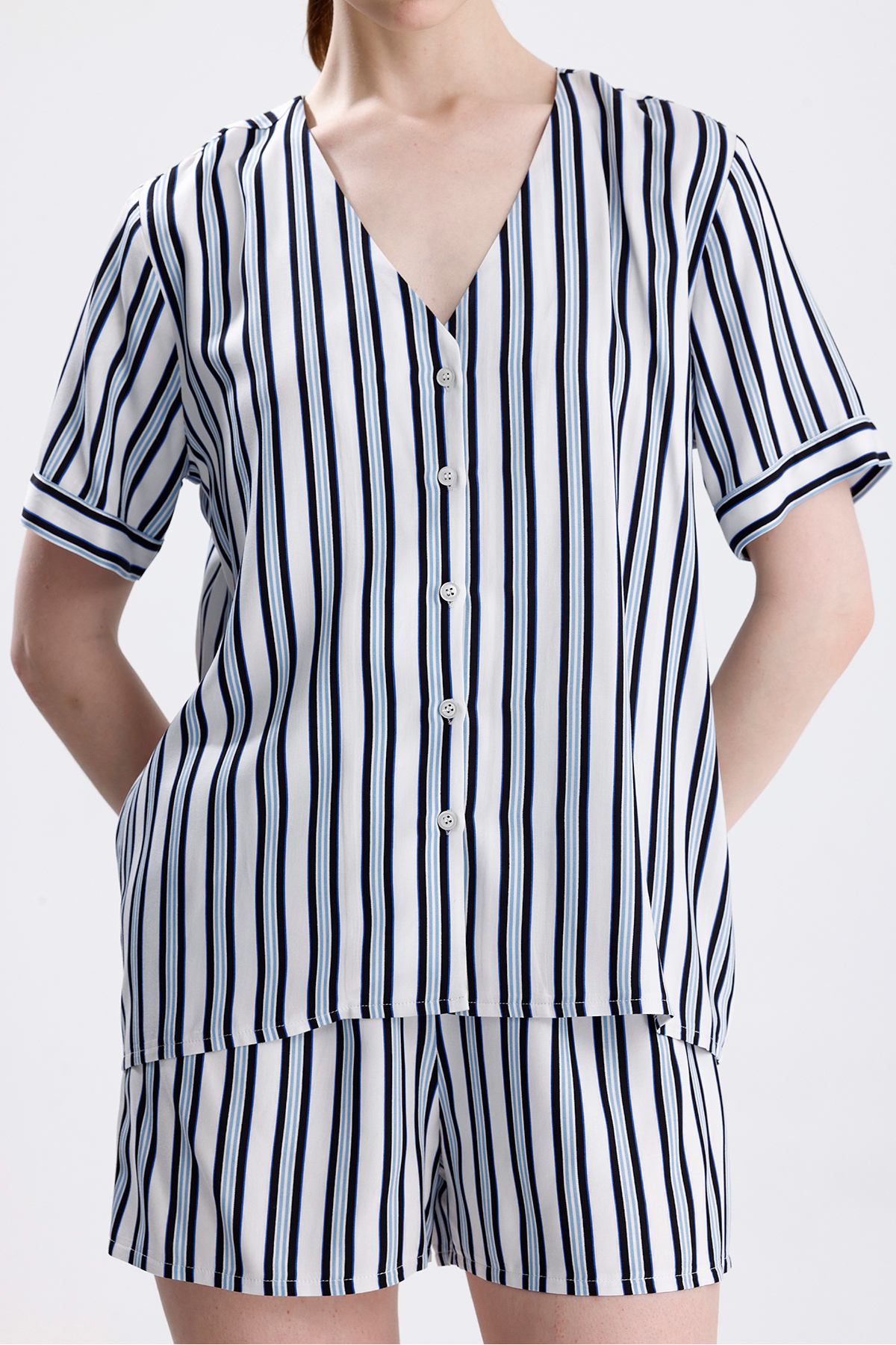 Kadın Çizgili Şortlu Pijama Takımı Kısa Kollu, Önden Düğmeli, Yazlık Ev Giyim