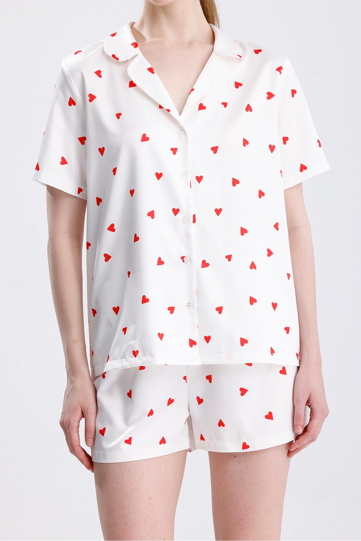 Kadın Kısa Kol Önden Düğmeli Şortlu Kalp Desenli Pijama Takımı