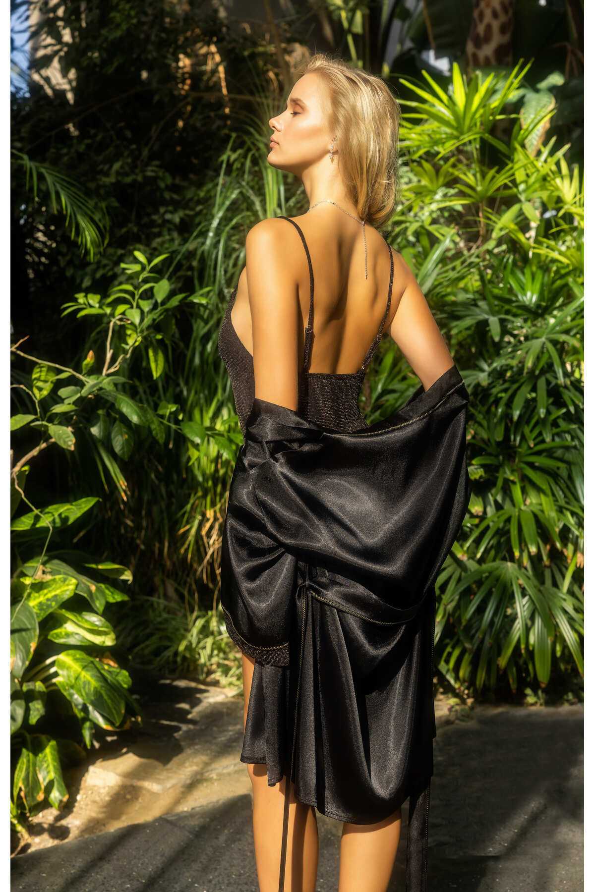 Kadın Siyah Parlak Saten Gecelik ve Sabahlık Takımı Zarif ve Modern 2’li Set