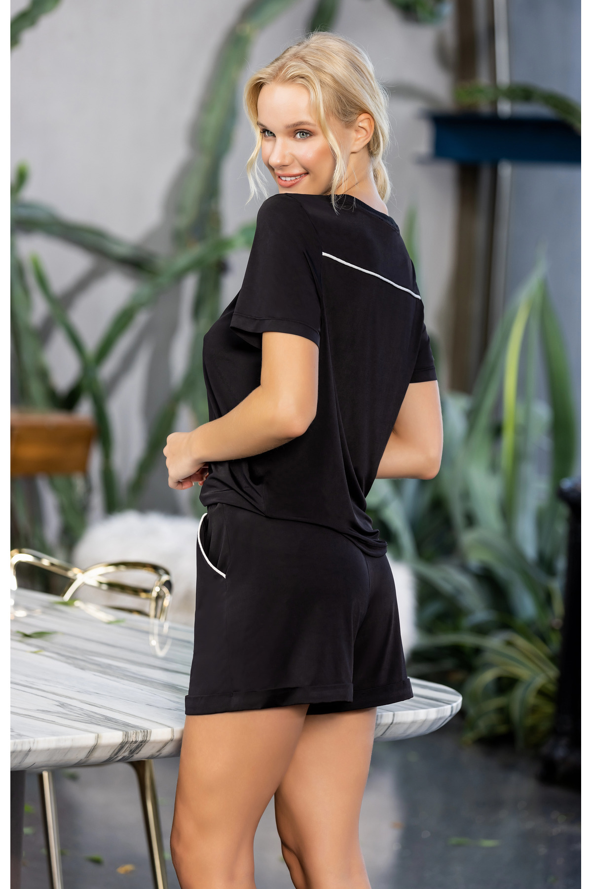 Kadın Cepli Siyah Saten Şortlu Pijama Takımı Biye Detaylı, Şık ve Rahat 2’li Set