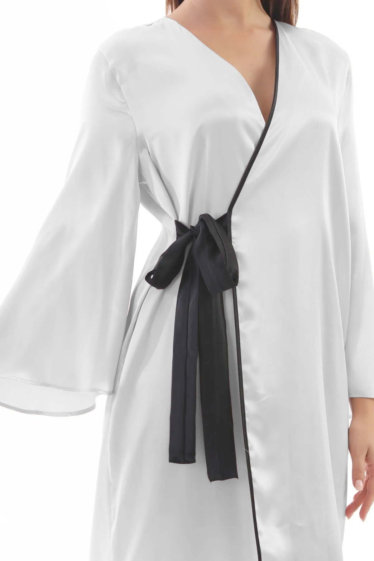 Kadın Beyaz Saten Sabahlık Kuşaklı Siyah Biyeli Şık Ev Giyim